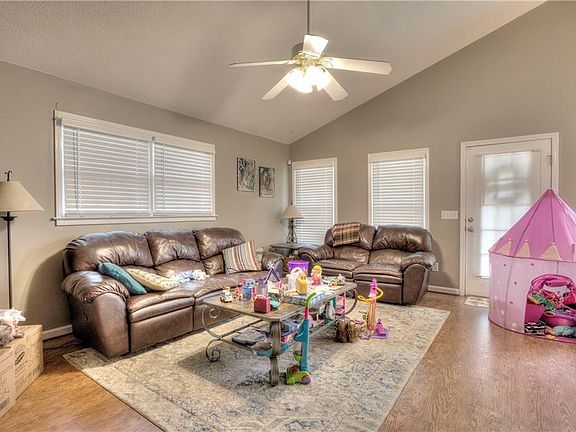 3rd image of 11 Westminster Dr