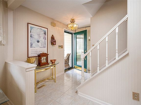 3rd image of 27 Greenview Dr