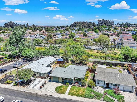 3rd image of 275 Calais Drive
