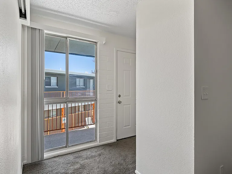CATALINA VISTA APARTMENTS — Photo 31
