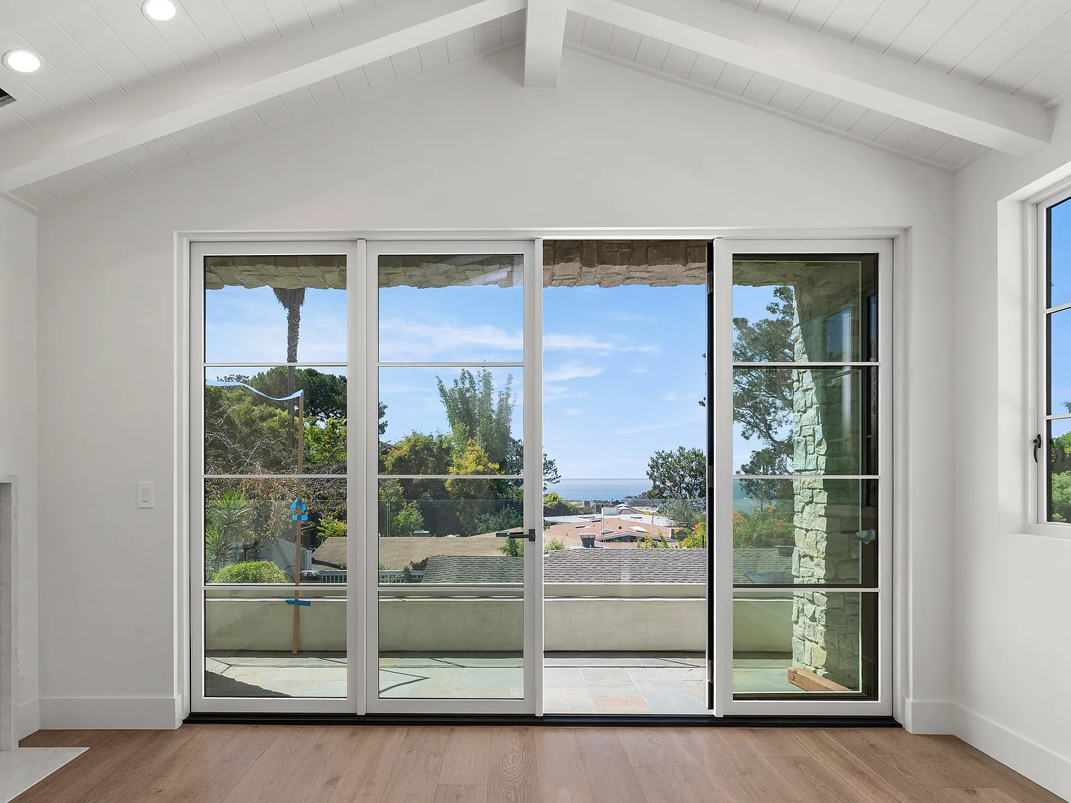 461 Zuni Dr — Photo 2