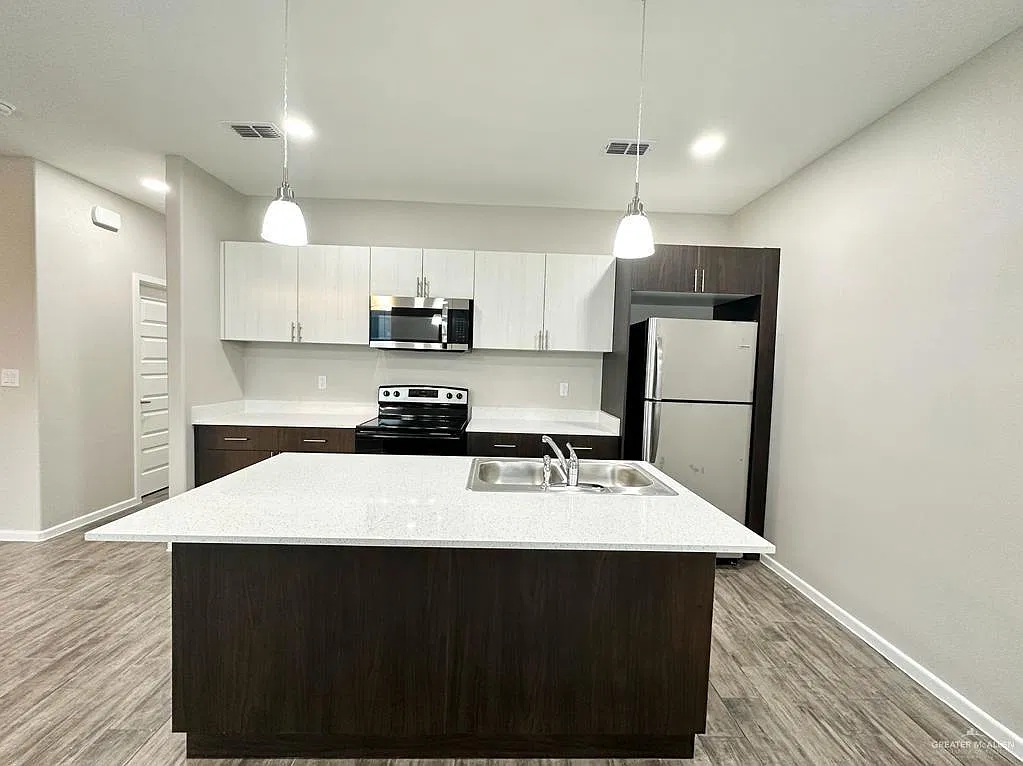 3 bed, 2.0 bath, 1040 sqft, $1,150 — Photo 3