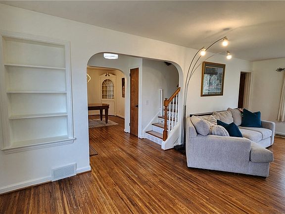 4th image of 361 Barry Rd