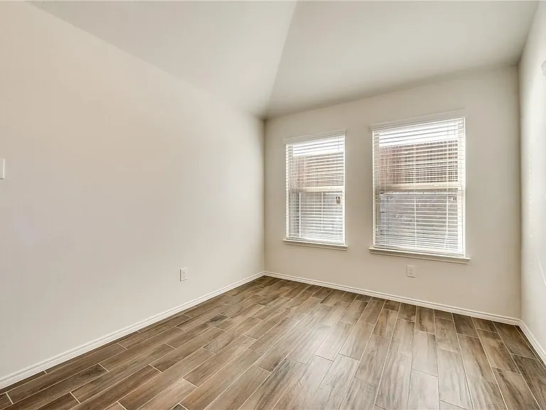 1029 N Churchill Dr — Photo 2