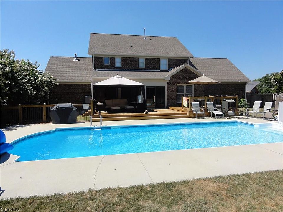 1st image of 209 Brighton Dr
