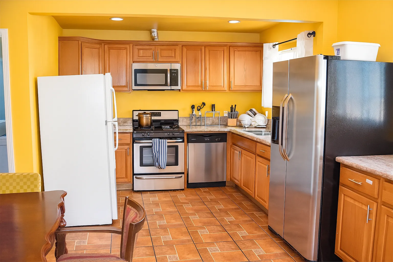 4 bed, 2046 sqft, $1,100 — Photo 3