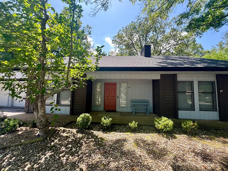 30 Shakespeare Dr — Photo 1