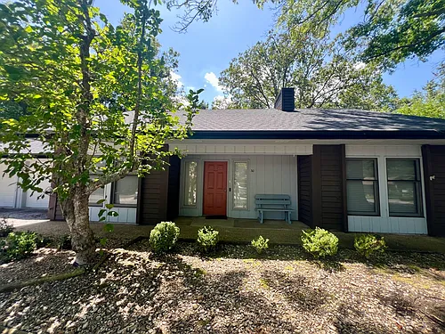 30 Shakespeare Dr Photo 1