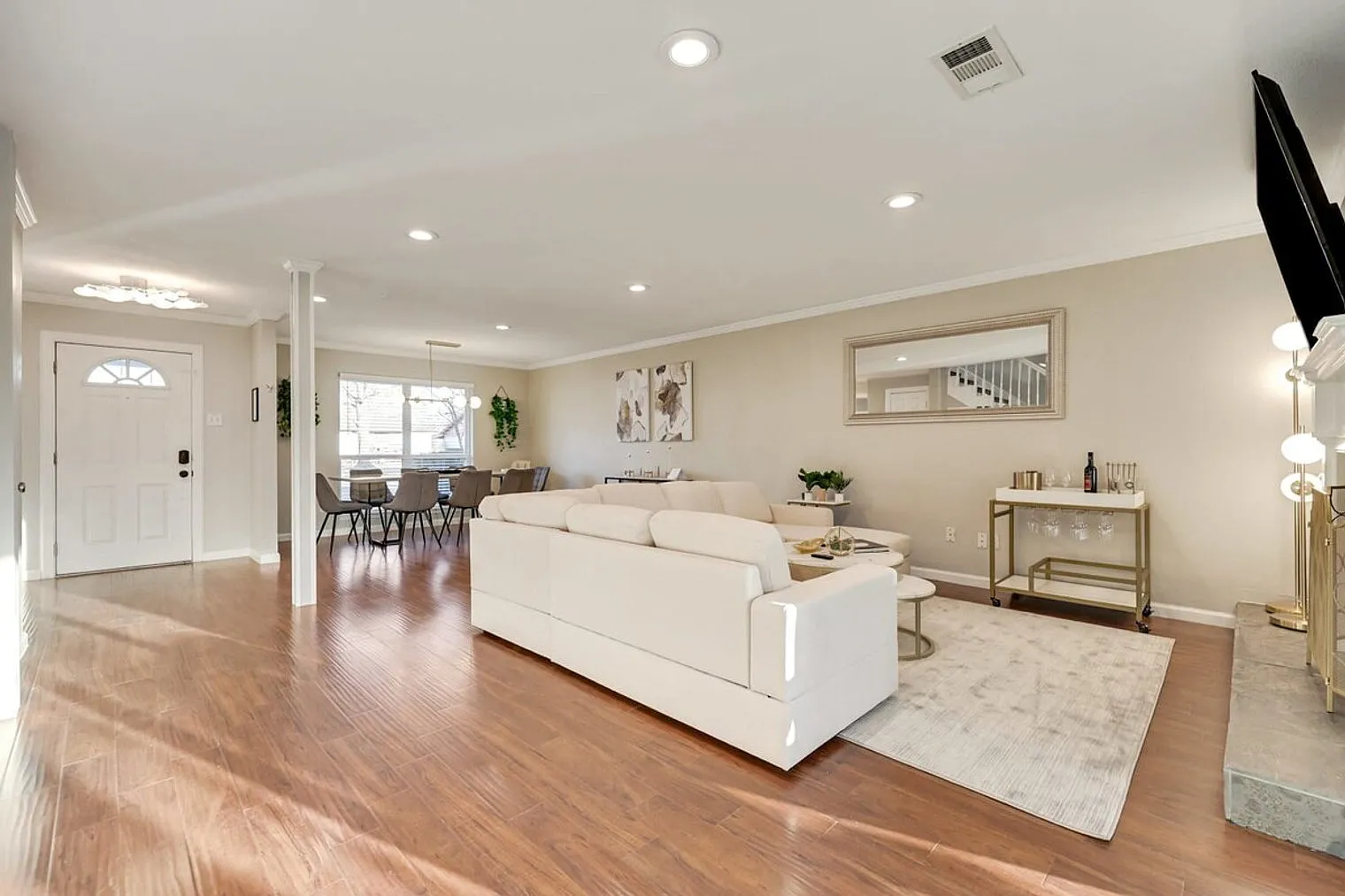 5 bed, 2.0 bath, 2120 sqft, $8,696 — Photo 1