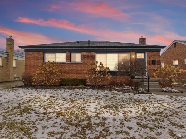 21445 Lakebreeze St, Saint Clair Shores, MI 48082