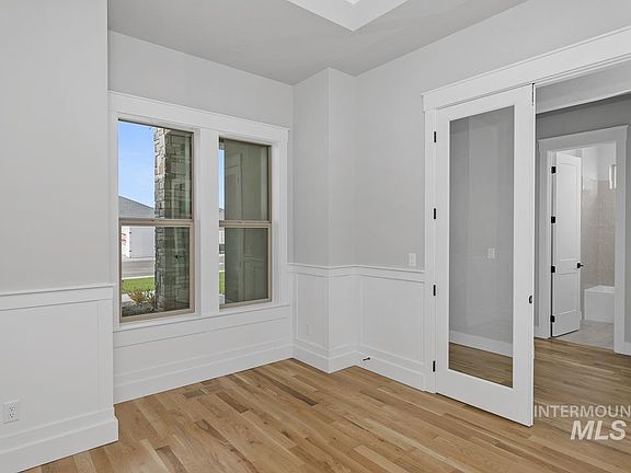 5th image of 1674 Clydesbank Ave