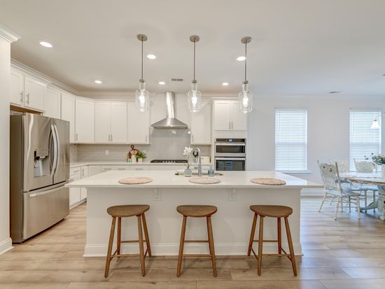 802 S Pointe Blvd, Summerville, SC 29483