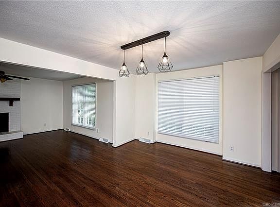 3rd image of 2223 Knickerbocker Dr