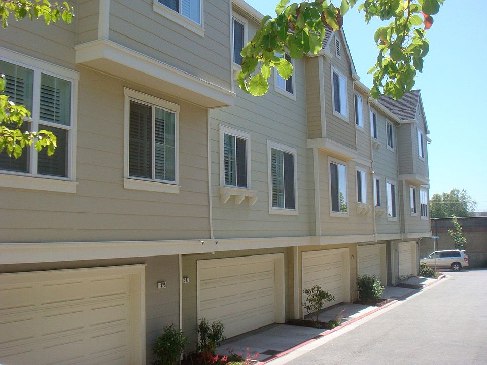 1st image of 327 Destino Cir
