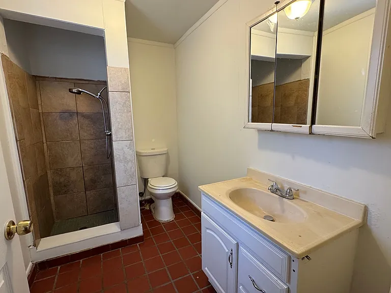 One Bedroom Apartment In Garden Acres Area — Photo 9