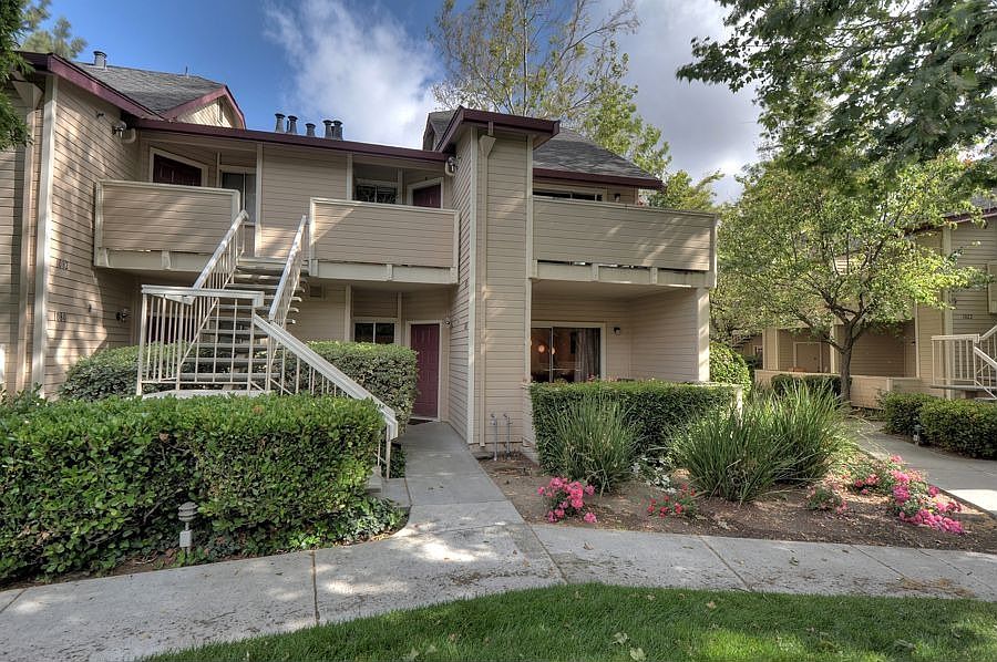 1st image of 1076 Cedar Gables Dr