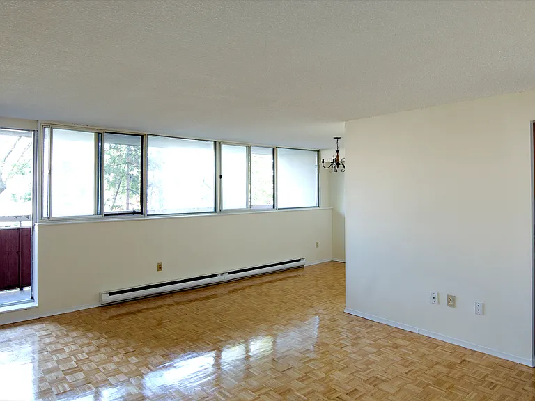525 Saint Lawrence St — Photo 8