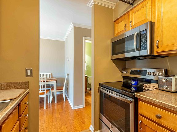 4th image of 33 S Orchard Ave