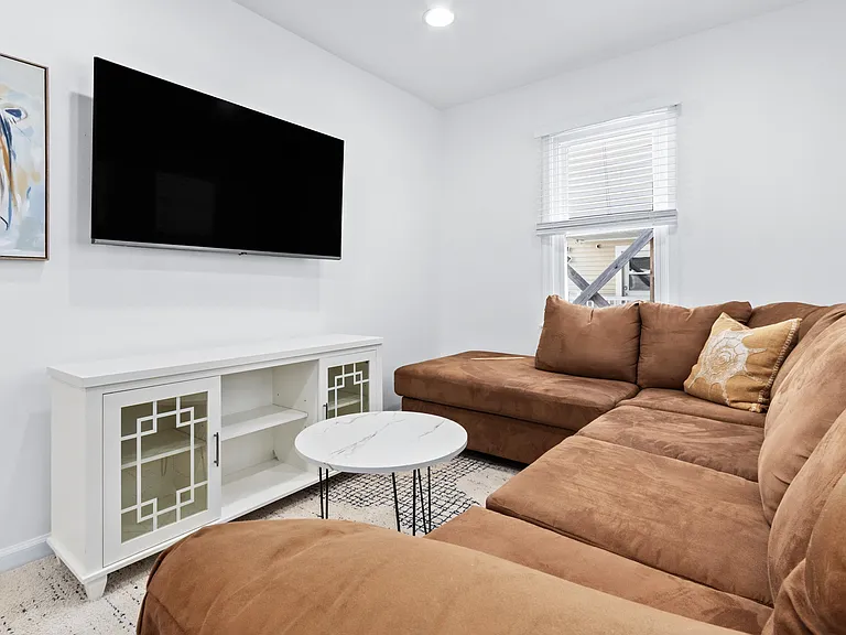 14 N Adams Ave — Photo 17