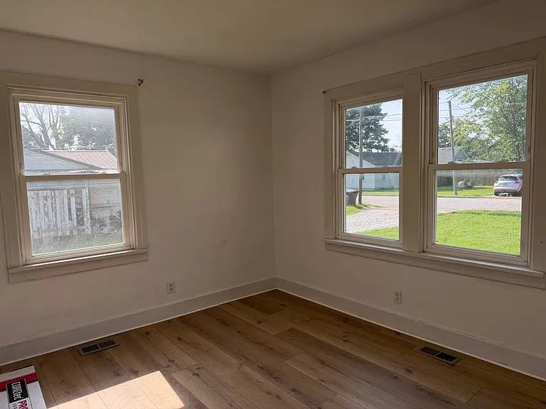 419 E Summit St — Photo 5
