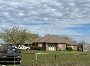 633 E Reindeer Rd, Lancaster, TX 75146