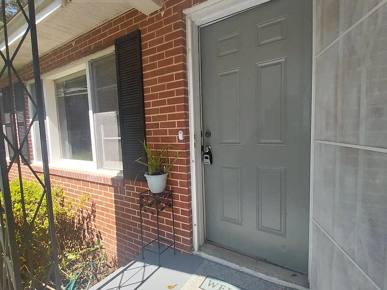 1428 Charlotte St — Photo 3
