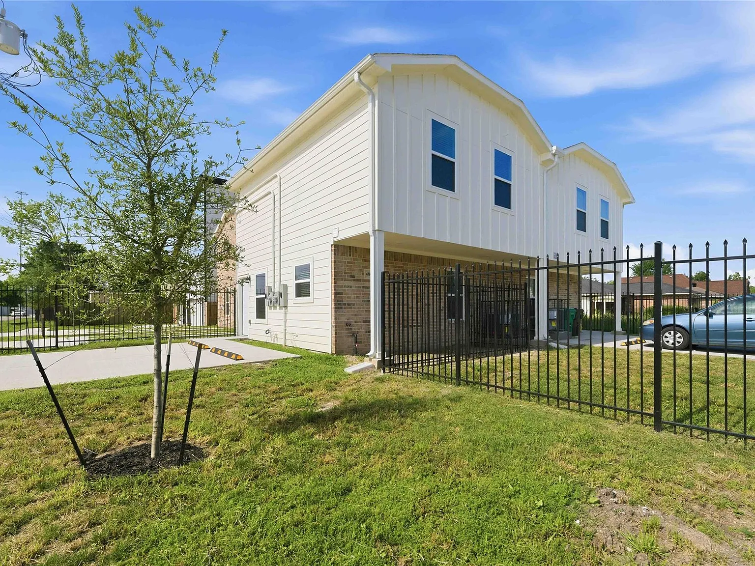 3 bed, 2.0 bath, 924 sqft, $1,600 — Photo 1