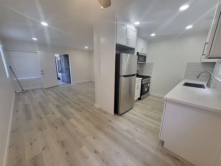 Reynard Canyon Apartments — Photo 11