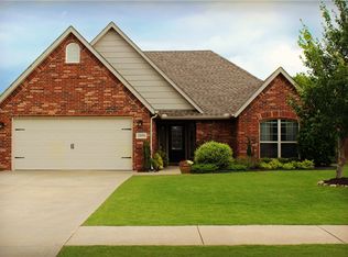 3900 SW Staverton Dr, Bentonville, AR 72712