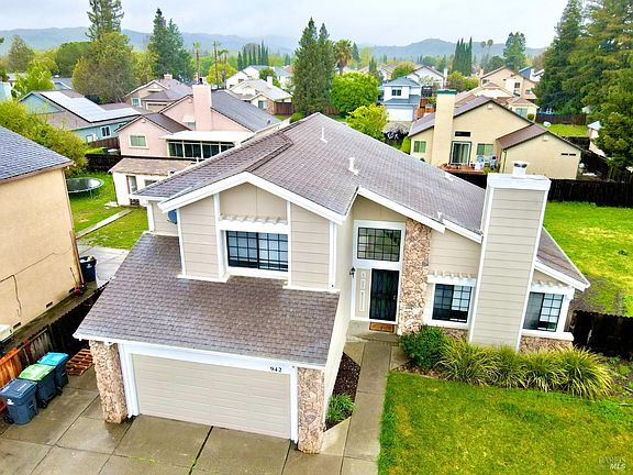 3rd image of 942 Hickory Court