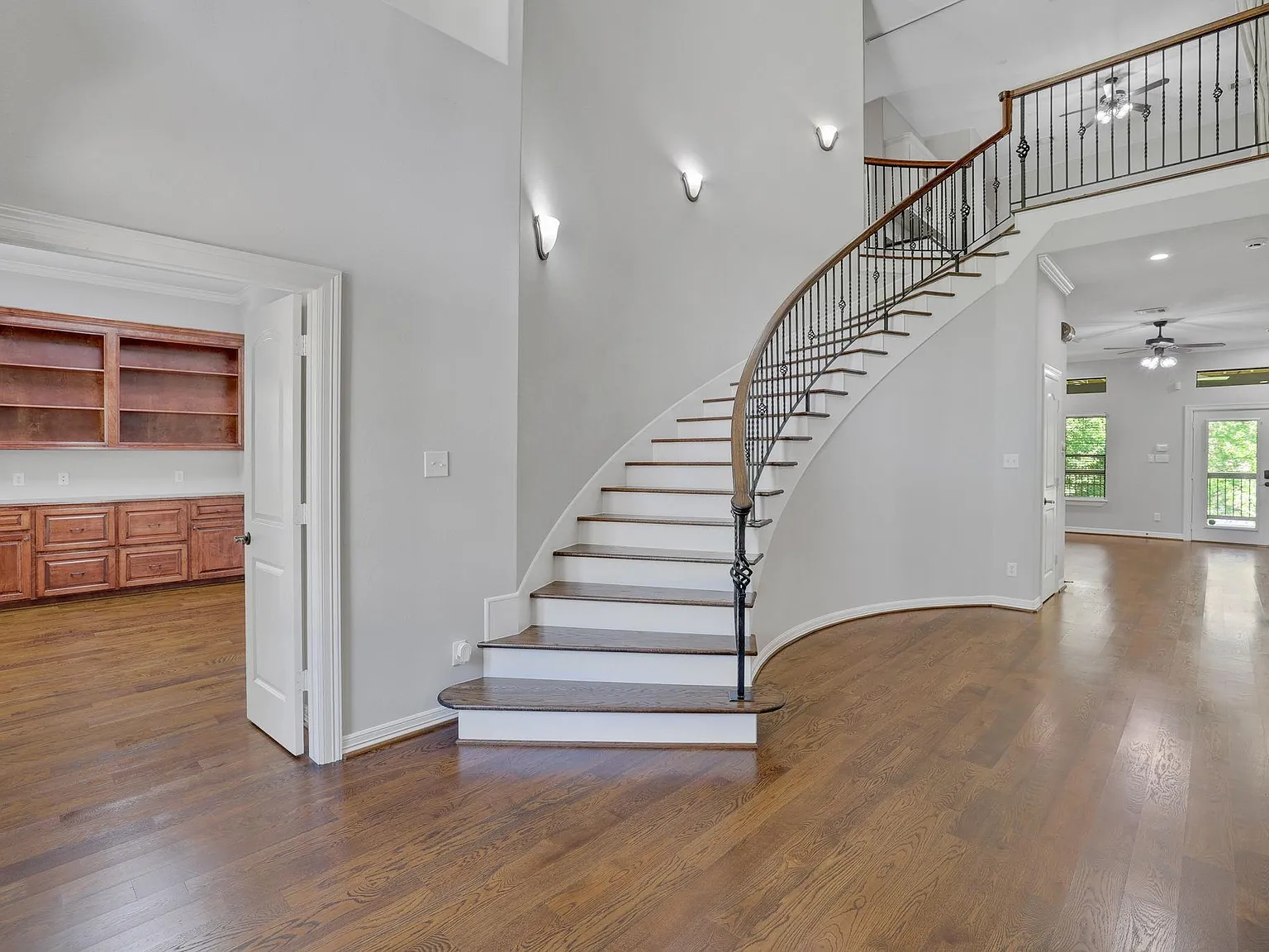 3 bed, 3.5 bath, 3193 sqft, $5,000 — Photo 3