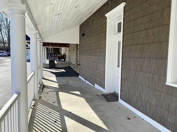 3rd image of 18 Washington Ave APT V