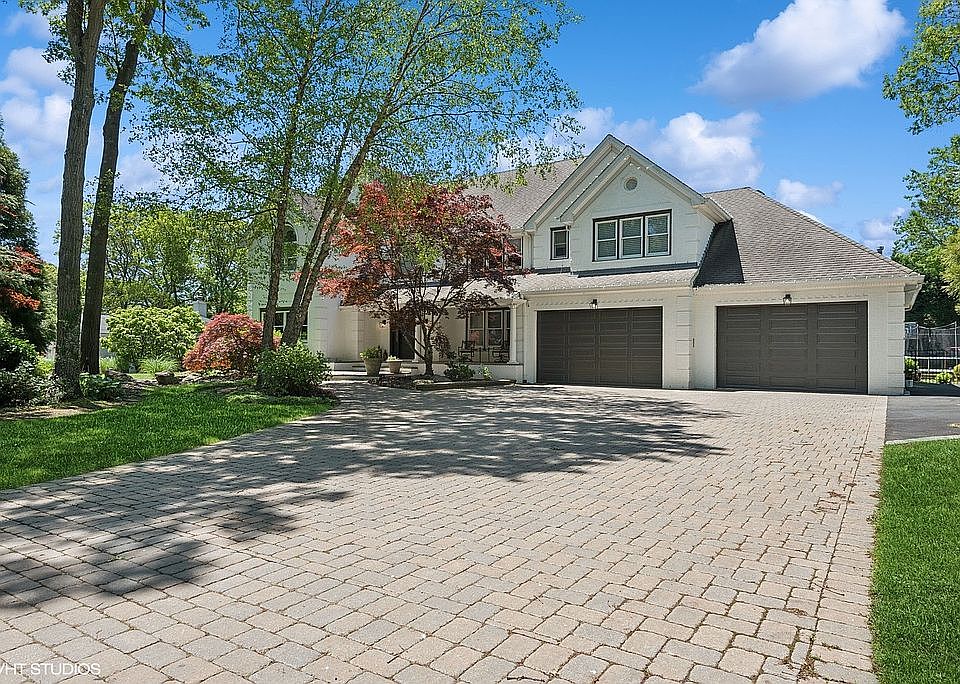 1st image of 10 Colonial Dr