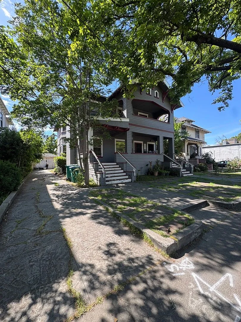 San Joaquin St — Photo 1