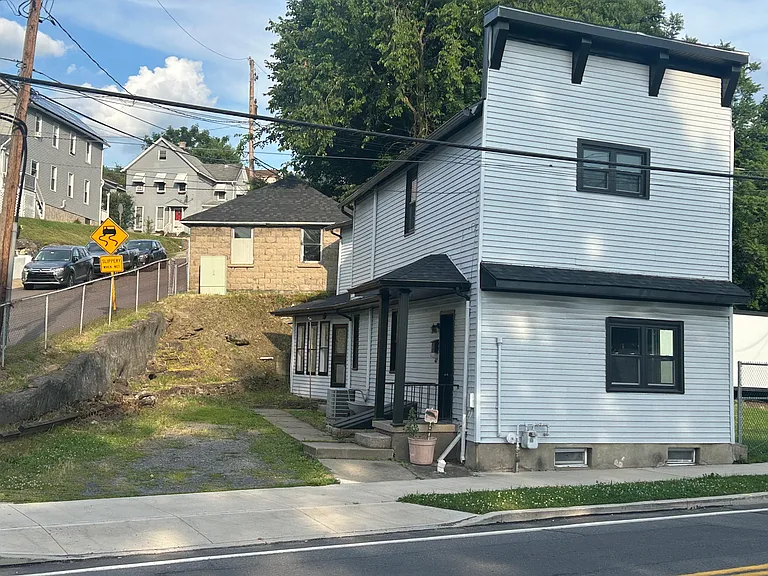 617 N Main St — Photo 1