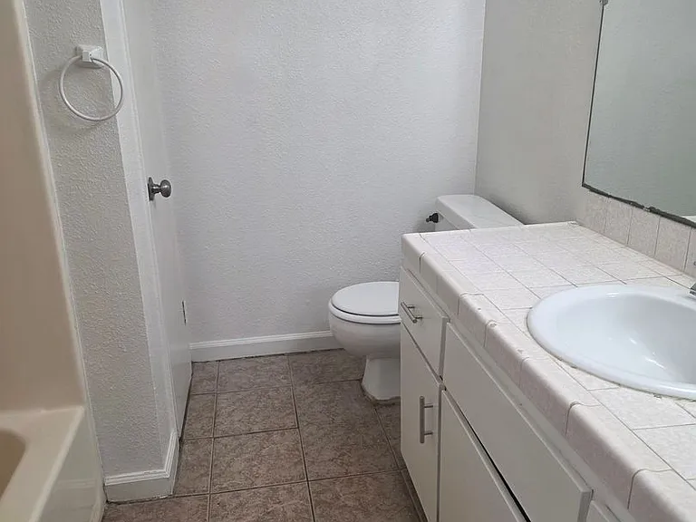 2905 S Chester Ave — Photo 3