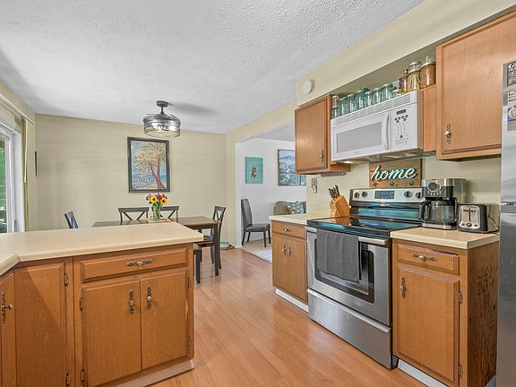 4th image of 200 E Renee Dr
