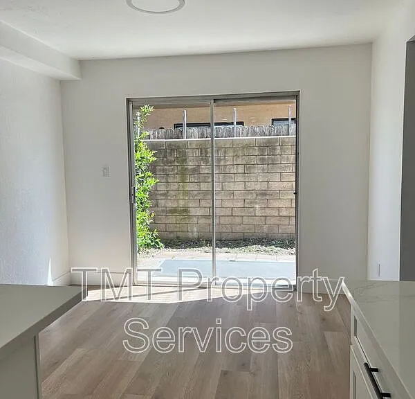 610 E Newlove Dr #I — Photo 6