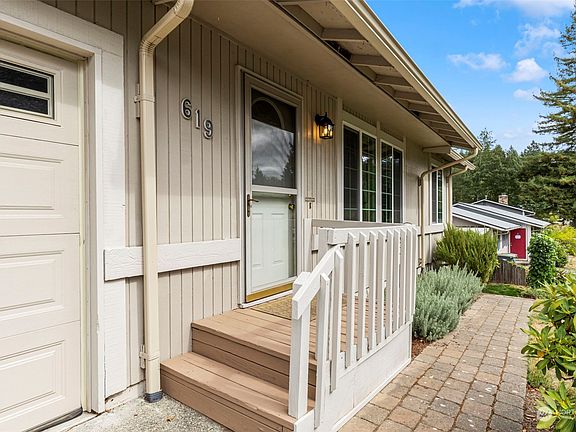 5th image of 619 NE Conifer Drive