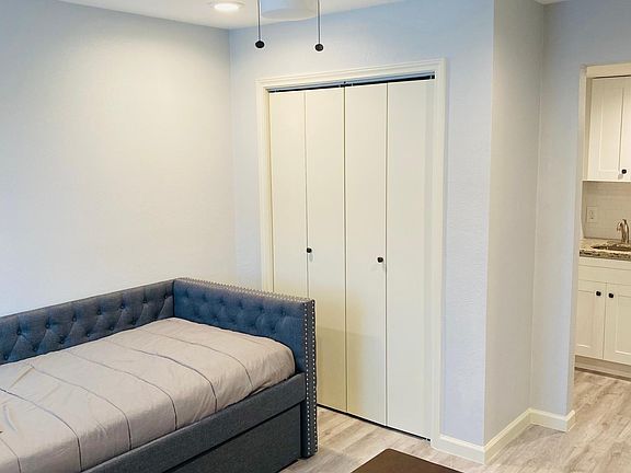 5th image of 2617 Napoleon St #1-15