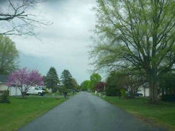 Exterior Neighborhood (street photo)