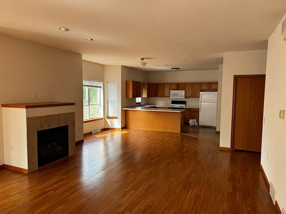 3 bed, 2.5 bath, 1900 sqft, $2,400 — Photo 2