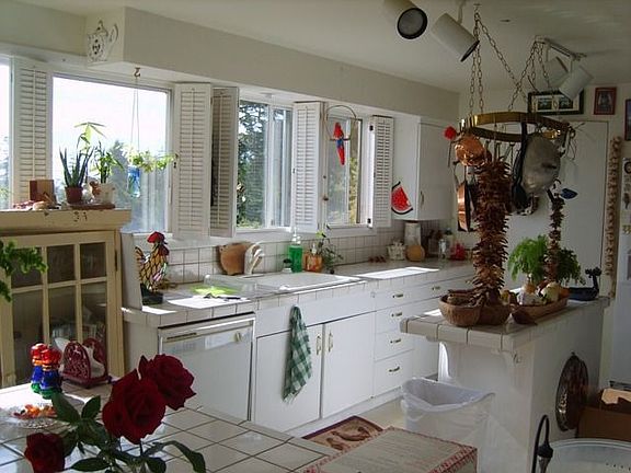 Bright Kitchen 