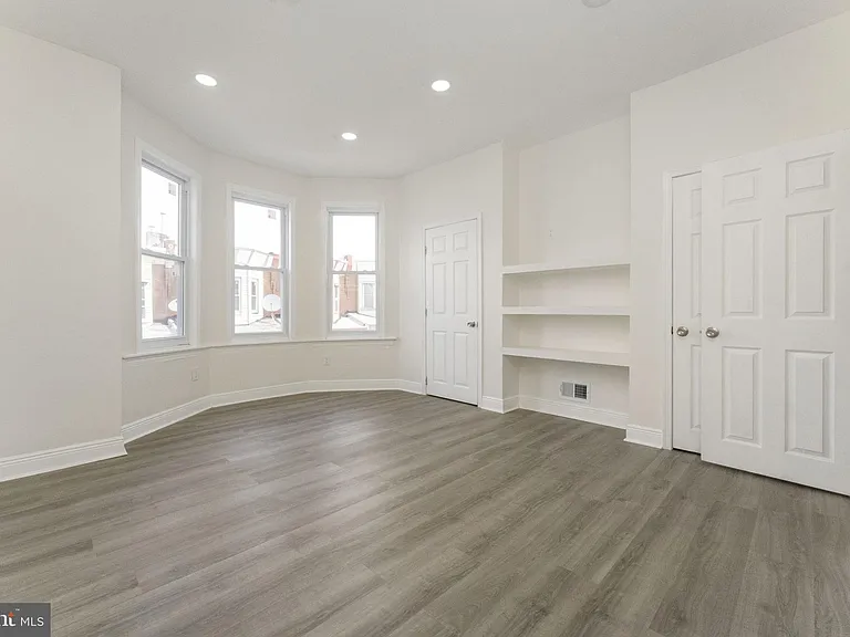 5426 Webster St — Photo 17