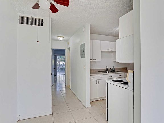 5th image of 3915 S Flagler Dr APT 213
