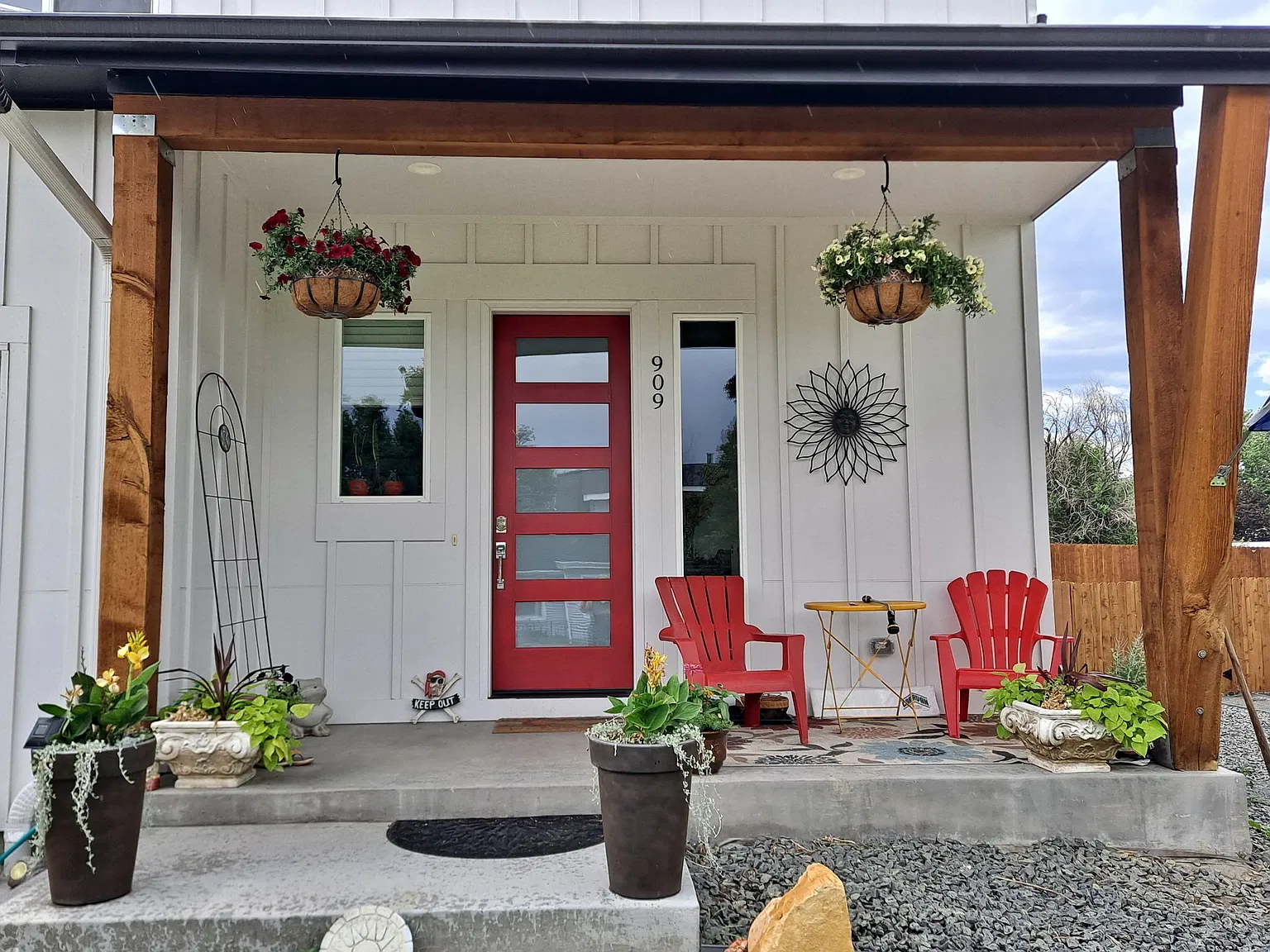 909 Russell St — Photo 1