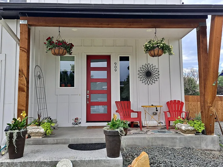 909 Russell St — Photo 1