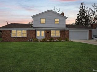 28426 Chatham Rd, Grosse Ile, MI 48138