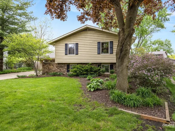 712 Westfield Dr, Saint Charles, IL 60174