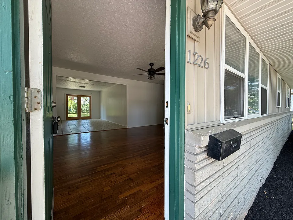 1226 E Rosebrier St